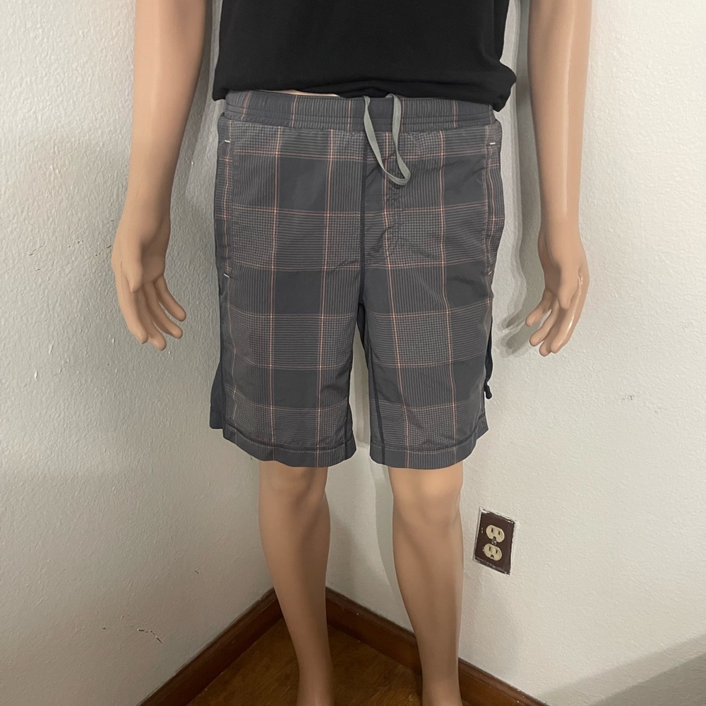 Men"s Lululemon short pace breaker lined short grey -Size (S) good Condition